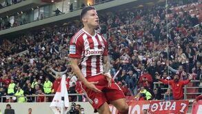 Olympiacos rescinde contrato com James Rodríguez