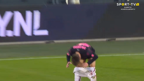 Jogador da Roma ficou tão desiludido com um passe falhado... que baixou os calções