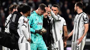 Szczesny pregou enorme susto no Allianz Stadium: polaco queixou-se de dores no peito e teve de sair
