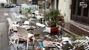 Internacional sub-21 italiano arrasou esplanada de bar com Mercedes e deixou-a neste estado