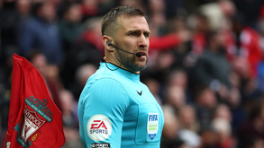 Jogador do Liverpool acusa árbitro assistente de lhe dar uma cotovelada ao intervalo