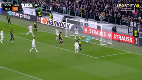 De levar as mãos à cabeça: Perín evitou empate do Sporting nos descontos com estas duas grandes defesas