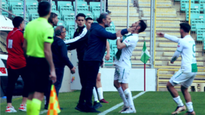 «Insultou-me e apertou-me o pescoço»: jogador do Bursaspor pede castigo para treinador adversário