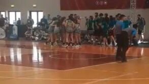 A festa das Sub-16 femininas do Porto pelo acesso à final no último jogo antes do Imortal-V. Guimarães