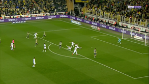 A finta de jovem promessa do Fenerbahçe que deixou três adversários... no chão