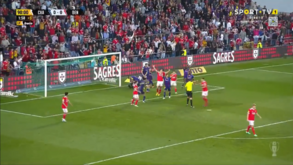 Benfica pediu penálti neste lance nos descontos: árbitro marcou falta para o Chaves