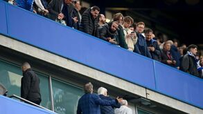 Chelsea a ferro e fogo: adeptos 'apertam' com dono do clube em Stamford Bridge