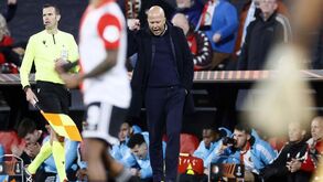 Treinador do Feyenoord não festeja antes do tempo: «O Benfica também tinha uma vantagem enorme»