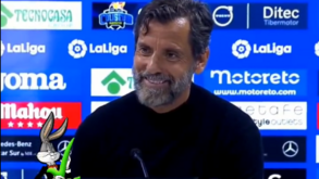 Xavi queixou-se de jogar ao sol e Quique respondeu: «Nivea, after sun...»