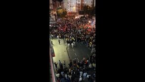 Centenas de adeptos do Valencia protestam à porta do estádio: «Lim, vai-te embora»