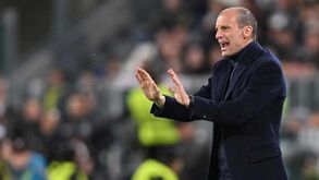 Médio da Juventus 'oferece' golo ao adversário, é substituído e acaba a chorar no banco