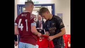 Foram adversários no West Ham-Arsenal mas Declan Rice não resistiu a pedir um autógrafo... e Odegaard acedeu