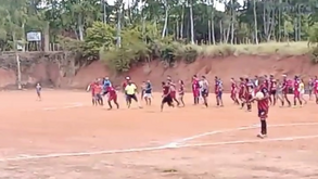 Tudo começou por causa de um penálti: árbitro esfaqueia jogador no Brasil 