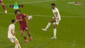 Alexander-Arnold desviou a bola com o braço mas o árbitro nada assinalou: golo do Liverpool dá que falar em Inglaterra
