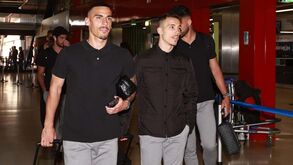 Autógrafos, selfies e... foco: as imagens da partida do Benfica para Milão