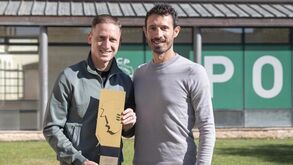 Nuno Santos recebe prémio de melhor jogador do mês de março da Liga Bwin pelo Sindicato