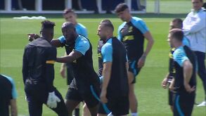 Mais imagens do confronto entre Onana e Brozovic no treino do Inter: Lukaku meteu-se no meio dos colegas