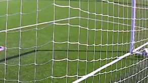 A bola entrou um palmo na baliza mas não foi golo: momento incrível aconteceu na Finlândia