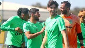 Boa disposição, foco e... calduços: as imagens do treino do Sporting na véspera do jogo com a Juventus
