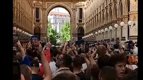 Adeptos do Inter vão fazendo a festa nas ruas de Milão... sob olhar atento dos benfiquistas