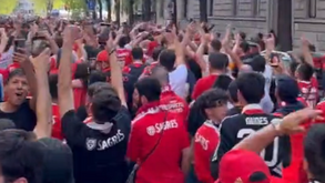 Benfiquistas em grande festa em Milão: «Eu amo o Benfica, la la la la, eu amo o Benfica!»