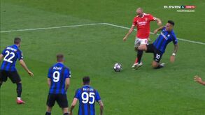 Benfica pediu penálti sobre Aursnes neste lance: árbitro e VAR mandaram seguir