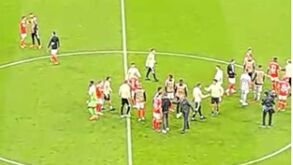 Adeptos do Benfica despediram-se dos jogadores em Milão a pedir o '38' e a manifestar apoio