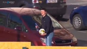 Momento para os apanhados: Espectador pensou levar a bola de jogo para casa, acabou por devolvê-la e deixou tudo a rir