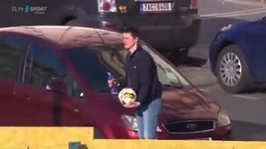 Adepto pensou roubar bola, arrependeu-se e acabou... de rabo no chão