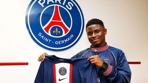 Lateral de 17 anos ex-FC Porto entre os convocados do PSG para jogo com Angers