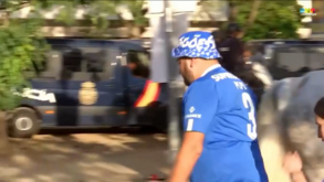 O adepto que deixou os espanhóis confusos: o que faz uma camisola de Pepe no Sevilha-Man. United?