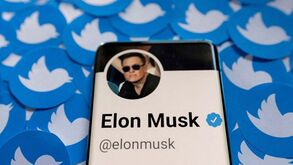 Twitter cumpre promessa e retira 