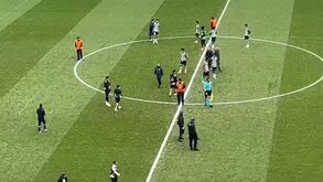 As imagens do desalento dos jogadores do Sporting após a derrota com o AZ Alkmaar