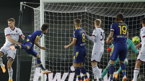 Hellas Verona de Miguel Veloso vence Bolonha mas continua em zona de despromoção
