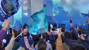 Ambiente de euforia na chegada do autocarro do FC Porto a Paços de Ferreira