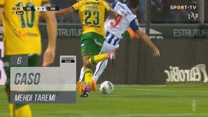 FC Porto ficou a pedir penálti sobre Taremi neste lance: árbitro mandou jogar