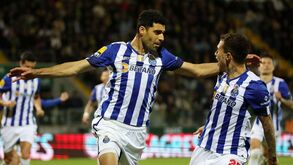 Árbitro foi ao VAR, assinalou penálti para o FC Porto e Taremi quebrou o nulo