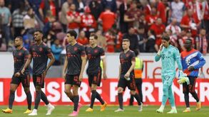 Oliver Kahn arrasa jogadores do Bayern Munique após derrota: «Têm de mexer o rabo!» 