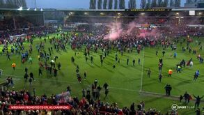 Adeptos do Wrexham invadem campo após apito final para celebrar promoção histórica