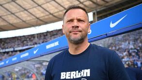 «Adeus, vai-te f...!»: treinador do Hertha revolta-se e expulsa jogador do treino