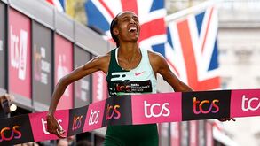 Sifan Hassan vence Maratona de Londres com exibição para ficar na história