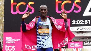 Kelvin Kiptum vence Maratona de Londres com segunda melhor marca da história