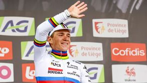 Remco Evenepoel repete triunfo na Liège-Bastogne-Liège e Pogacar acaba no hospital
