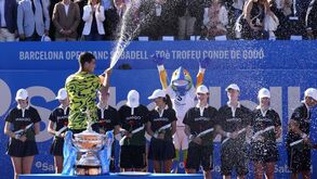Carlos Alcaraz revalida título no torneio de Barcelona