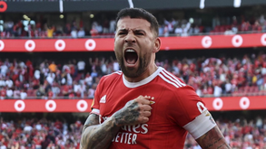 Neres rompeu pela direita, cruzou e Otamendi voou para o golo