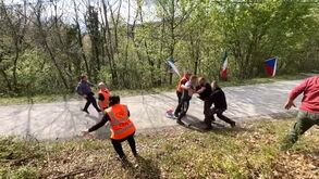 Escapam a tragédia no Rali da Croácia: começam à pancada na estrada e carro passa a 'voar' segundos depois