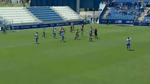 Incrível: guarda-redes marca aos 90'+5, vê golo ser anulado e... acaba expulso