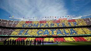 Adepto do At. Madrid pendura bandeira em Camp Nou e envolve-se em confronto com rival do Barcelona