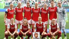 Equipa feminina do Arsenal apanha enorme susto: motor de avião incendeia-se ainda na pista