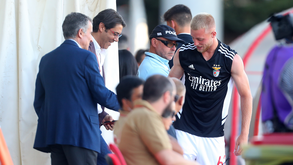 Rui Costa esteve com a equipa no relvado antes do início do Benfica B-Trofense